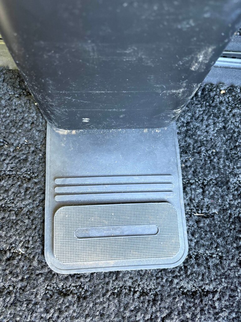 車内で倒れにくいゴム付きミニゴミ箱の底面アップ写真