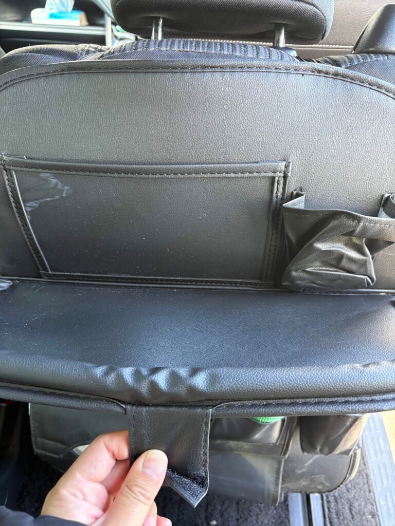 折りたたみ式テーブル付きシートバックポケットの開閉部分の写真