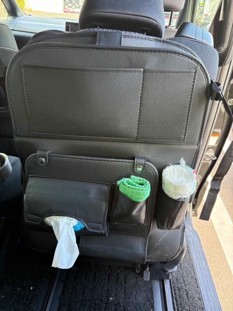 3列目の子どもが使いやすいシートバックポケットの全体写真