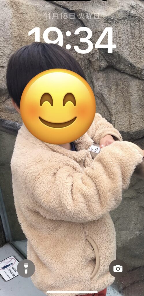 写真シャッフルで設定された壁紙のロック画面例