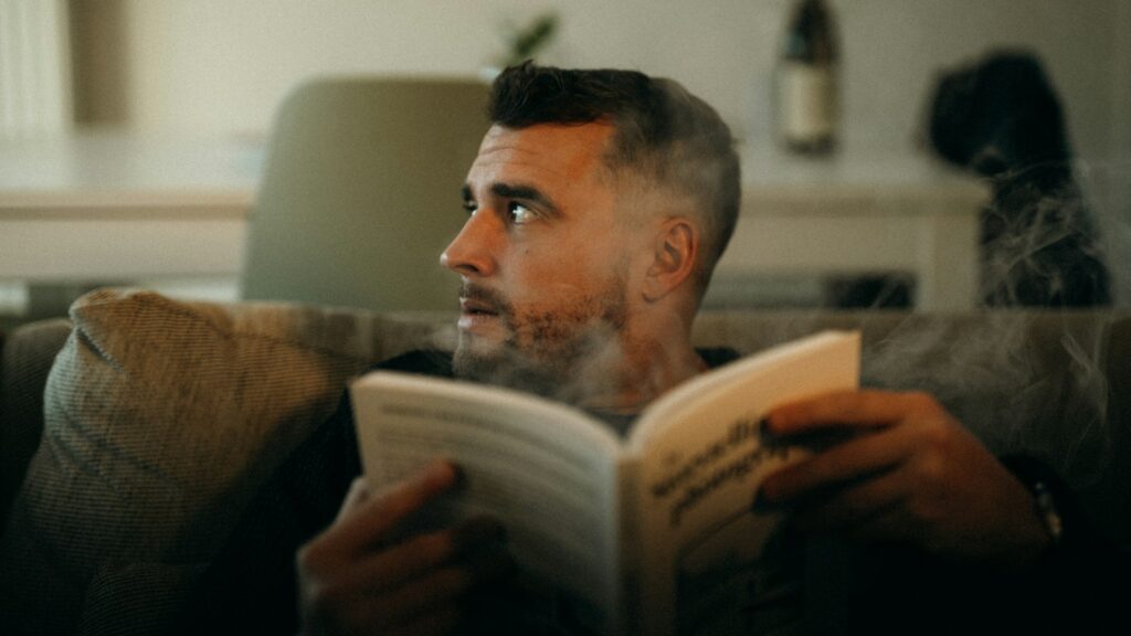 サスペンス小説を読め男性のイメージ