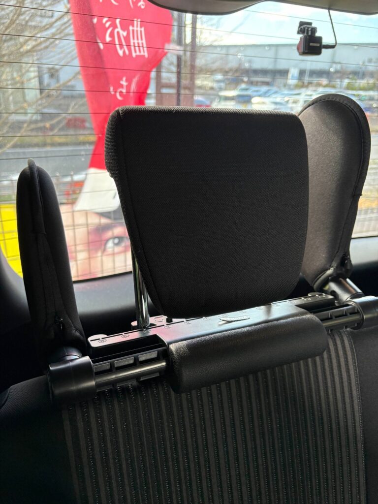 子どもの首カックンを防ぐヘッドサポート付きヘッドレストの取り付け写真