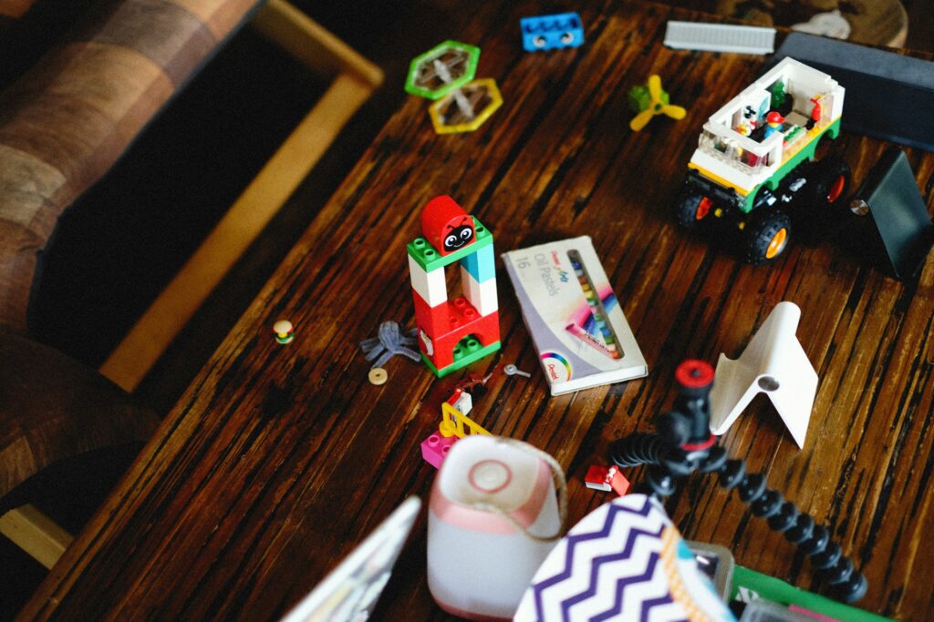 おもちゃが散らかった家庭のテーブルの様子