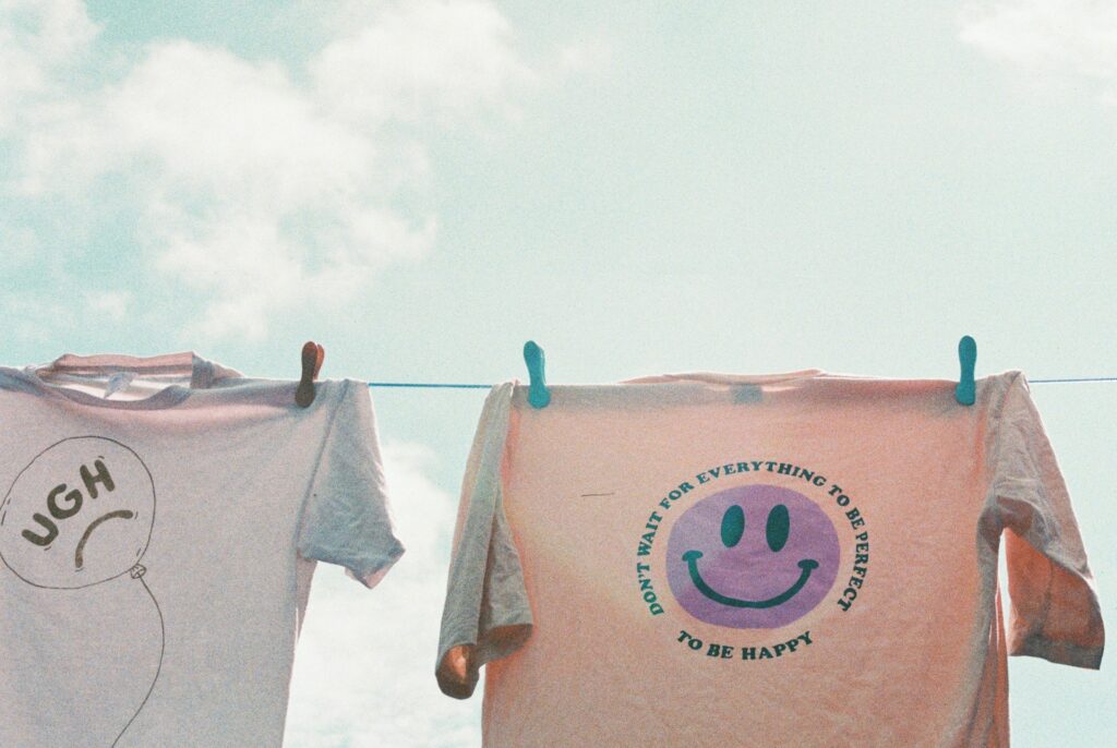 子どもの着替えを洗濯して干してるイメージ画像