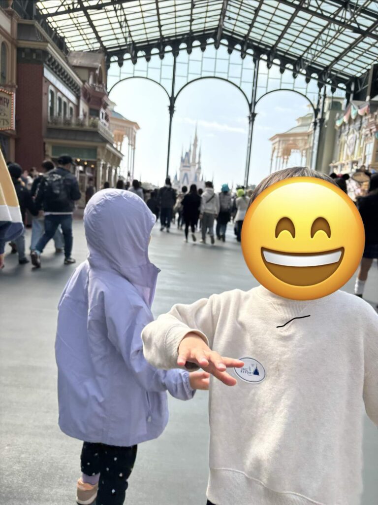 入場してエントランスを通る様子の画像