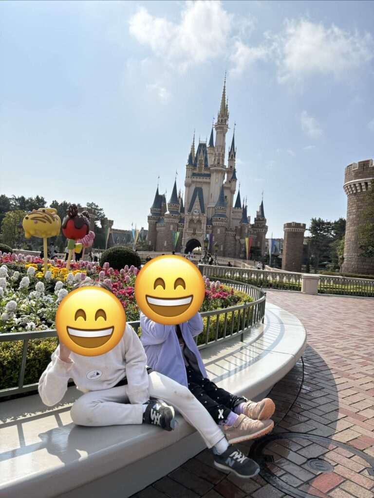 シンデレラ城と花壇の前でポーズを決めてる画像