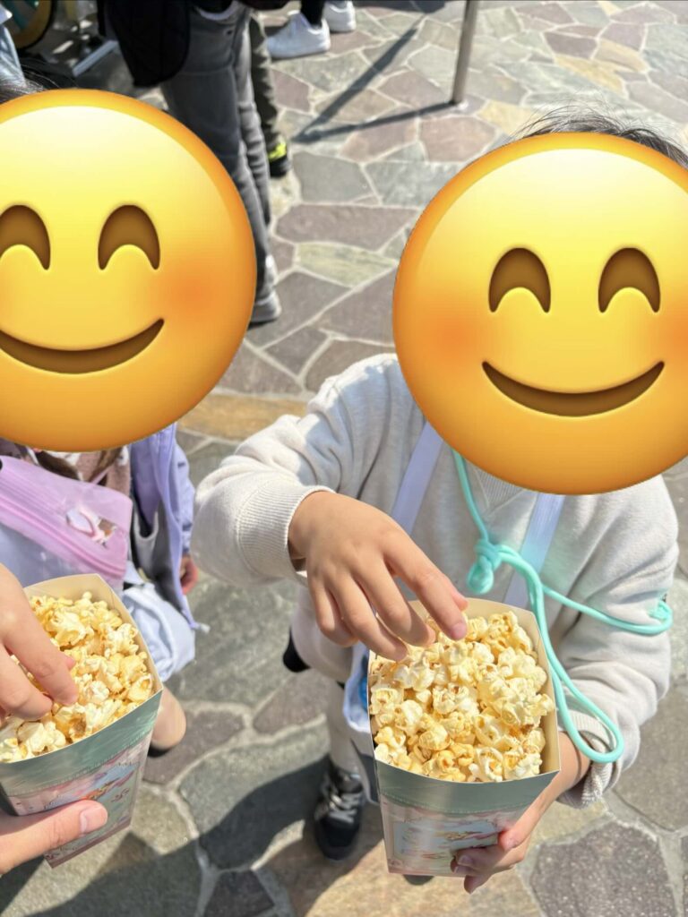 ポップコーンを食べてる様子の画像