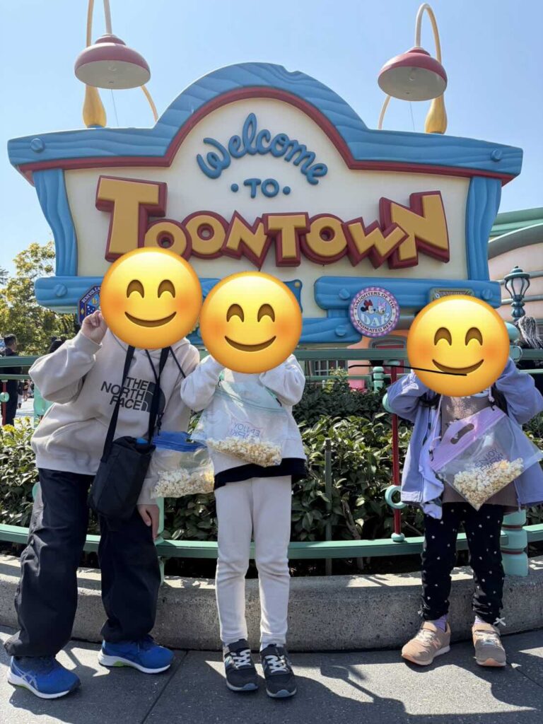 ポップコーン持ちながらポーズを決めてる写真