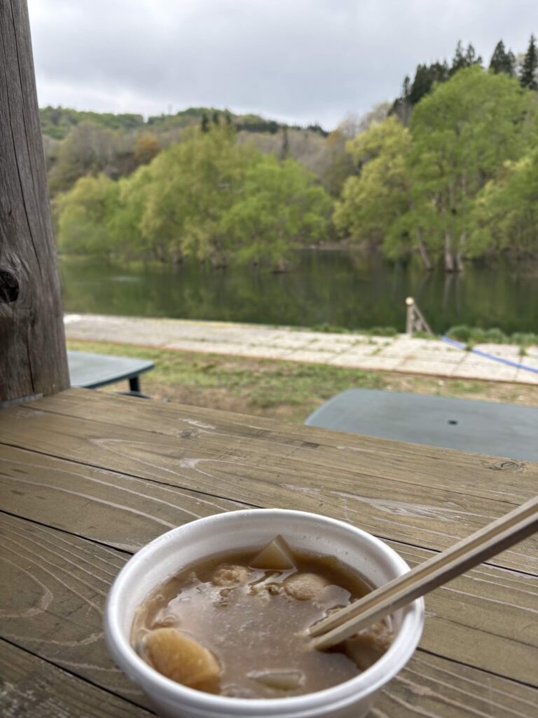 近くの小屋で豚汁を食べてる様子の画像