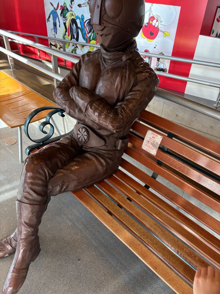 仮面ライダーと写真が撮れるベンチの画像