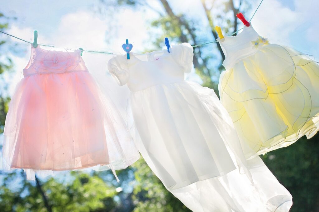 夏のこども服を干してるイメージ画像
