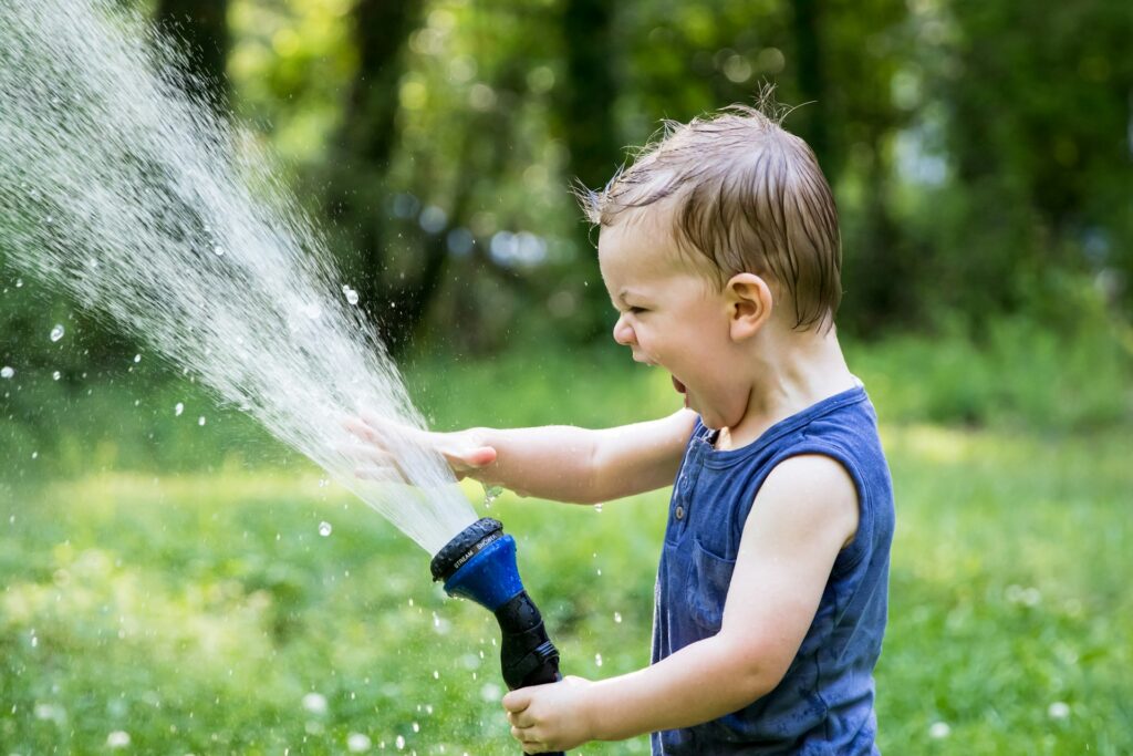 水遊びしている子供のイメージ画像