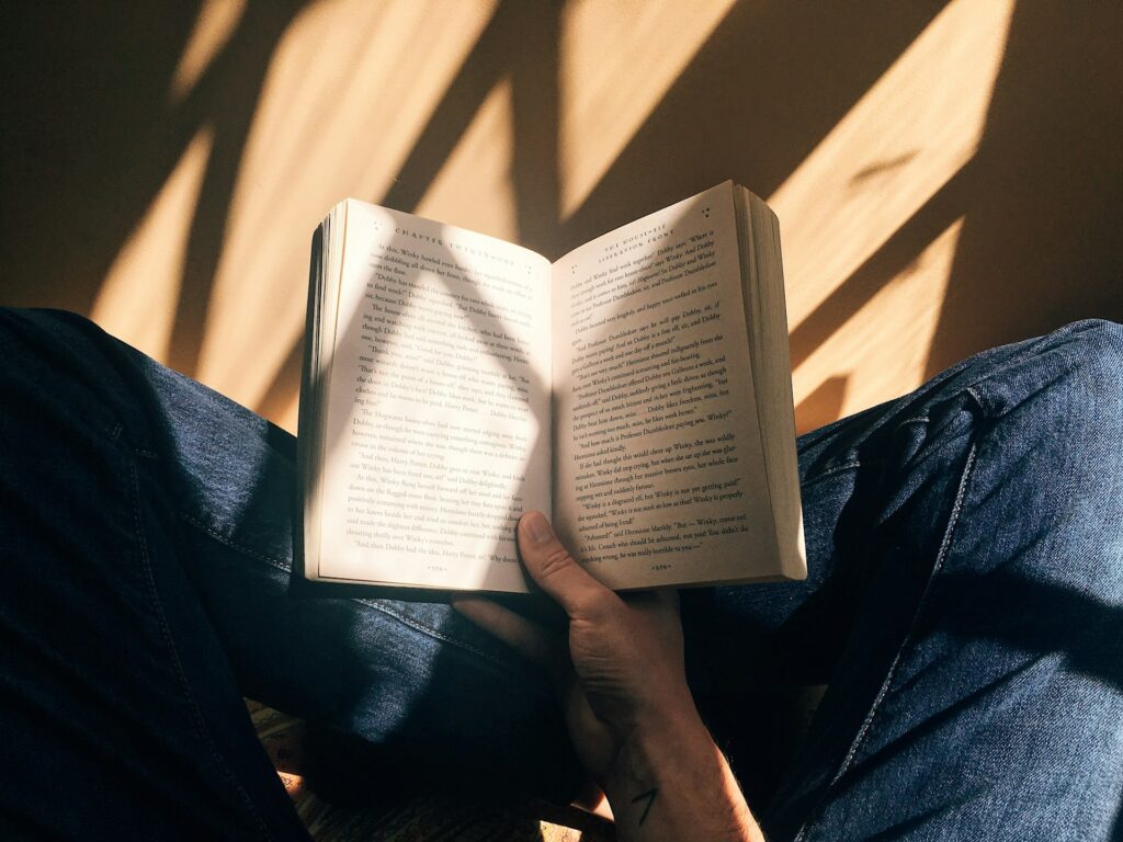 読書しているイメージ画像