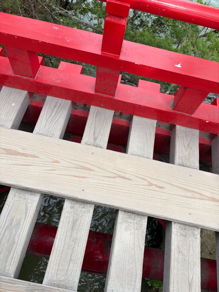 五大堂にかかる橋、下が見えるようになってる画像