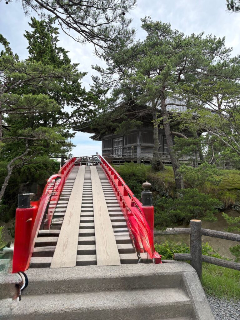五大堂につながる橋の画像