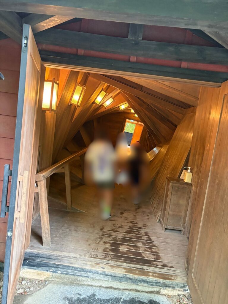 斜めの屋敷の画像