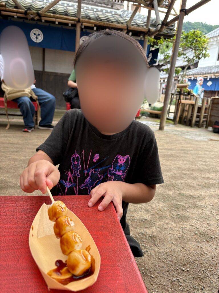 お団子を食べる様子