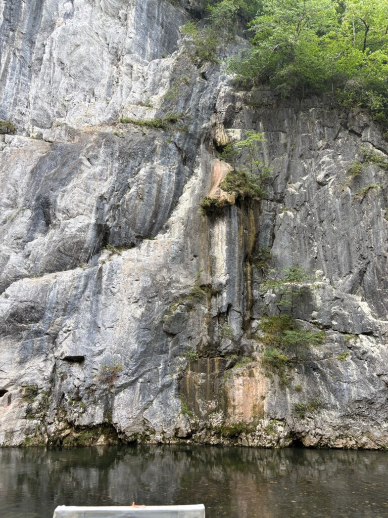 大きい岩の画像